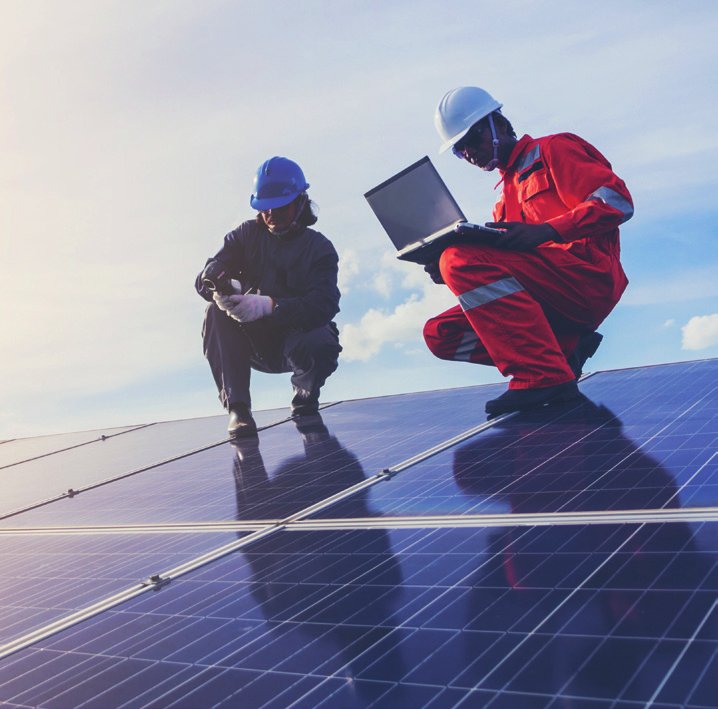 Deux techniciens MEP expertisant des panneaux solaires